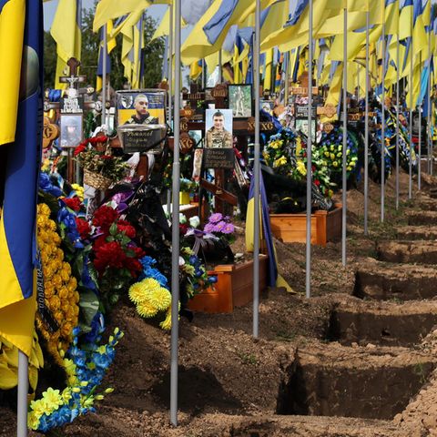 Ein Friedhof in der Ukraine: hier liegen viele Wehrpflichtige begraben