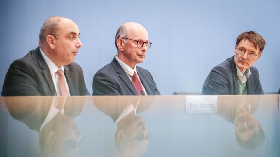 RKI-Präsident Lars Schaade, Johannes Nießen vom Gesundheitsamt Köln und Karl Lauterbach (SPD), Bundesminister für Gesundheit