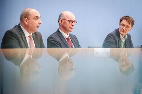 RKI-Präsident Lars Schaade, Johannes Nießen vom Gesundheitsamt Köln und Karl Lauterbach (SPD), Bundesminister für Gesundheit