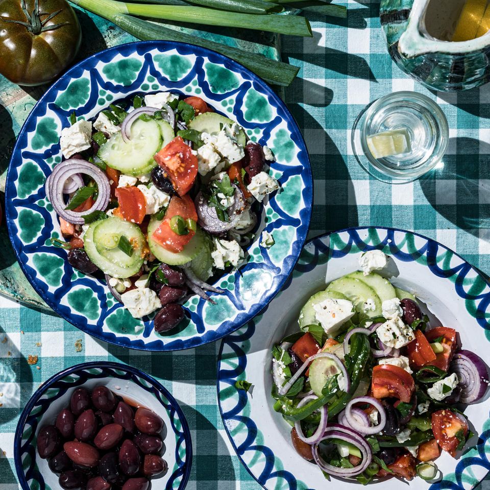 griechischer Salat, angerichtet auf zwei Tellern