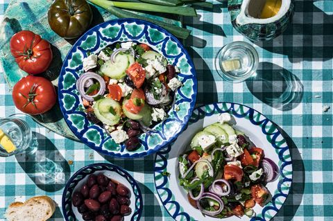 griechischer Salat, angerichtet auf zwei Tellern