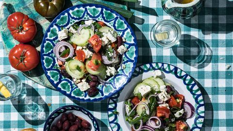 griechischer Salat, angerichtet auf zwei Tellern