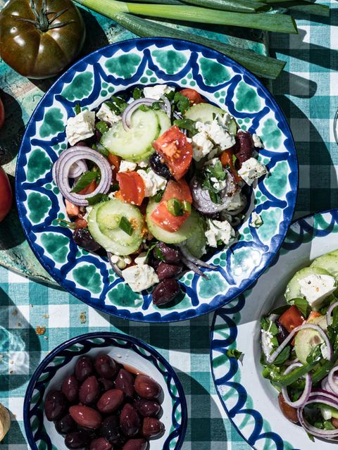 griechischer Salat, angerichtet auf zwei Tellern