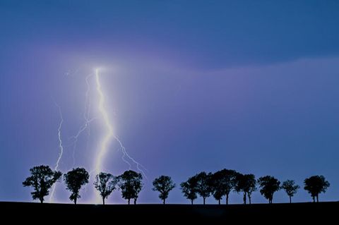 Unwetter: Ein Blitz eines Gewitters erhellt den Nachthimmel