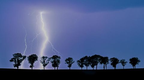 Unwetter: Ein Blitz eines Gewitters erhellt den Nachthimmel