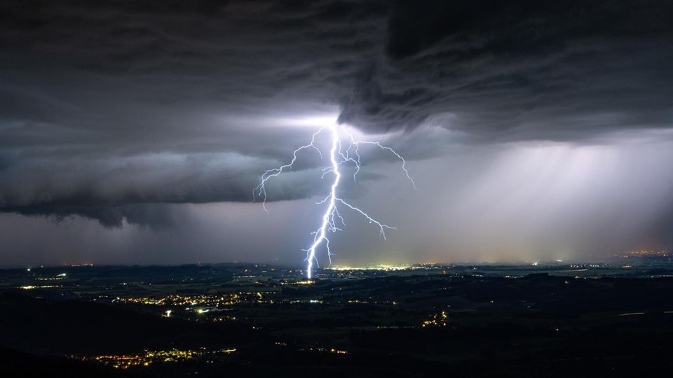 Heftiges Gewitter und Dauerregen: Unwetterwarnung am Wochenende