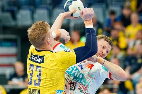SC Magdeburgs Philipp Weber (r) setzt sich gegen Ymir Örn Gislason von den Rhein-Neckar Löwen durch