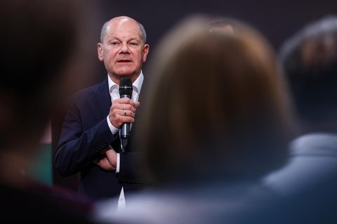 Bundeskanzler Olaf Scholz (SPD) am Donnerstagabend beim Leserforum der "Thüringer Allgemeine" in Erfurt. 