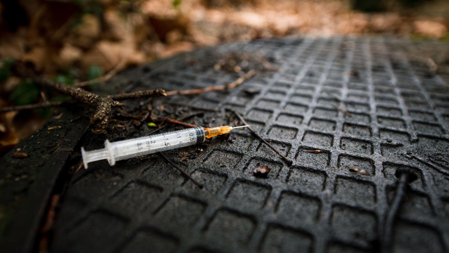 Eine benutzte Spritze, die üblicherweise zum Spritzen von Heroin genutzt wird Eine benutzte Spritze, die üblicherweise zum Spritzen von Heroin genutzt wird