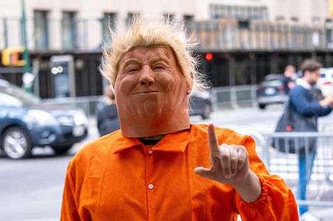 Ein Trump-Imitator in einem orangefarbenen Gefängnis-Overall vor dem Gerichtsgebäude in New York