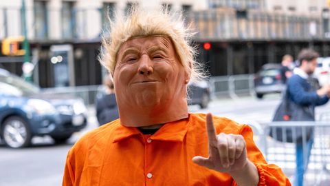 Ein Trump-Imitator in einem orangefarbenen Gefängnis-Overall vor dem Gerichtsgebäude in New York