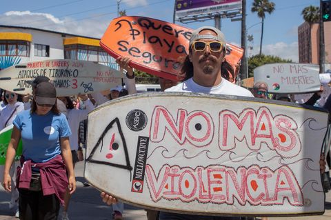 Ein Mann demonstriert in Ensenada im Bundesstaat Baja California in Mexiko