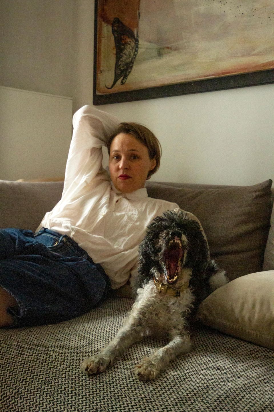 Katja Danowski mit ihrem gähnenden Hund Frido