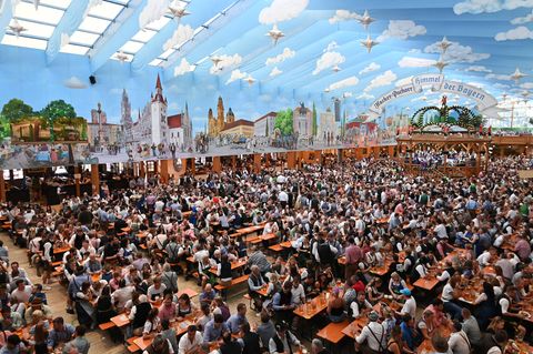 Ein Blick ins Bierzelt auf der Münchner Wiesn