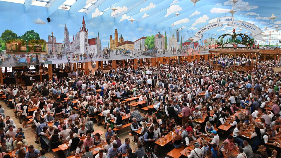 Ein Blick ins Bierzelt auf der Münchner Wiesn