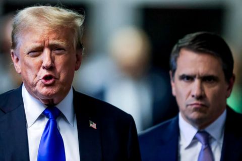 Donald Trump und sein Anwalt Todd Blanche
