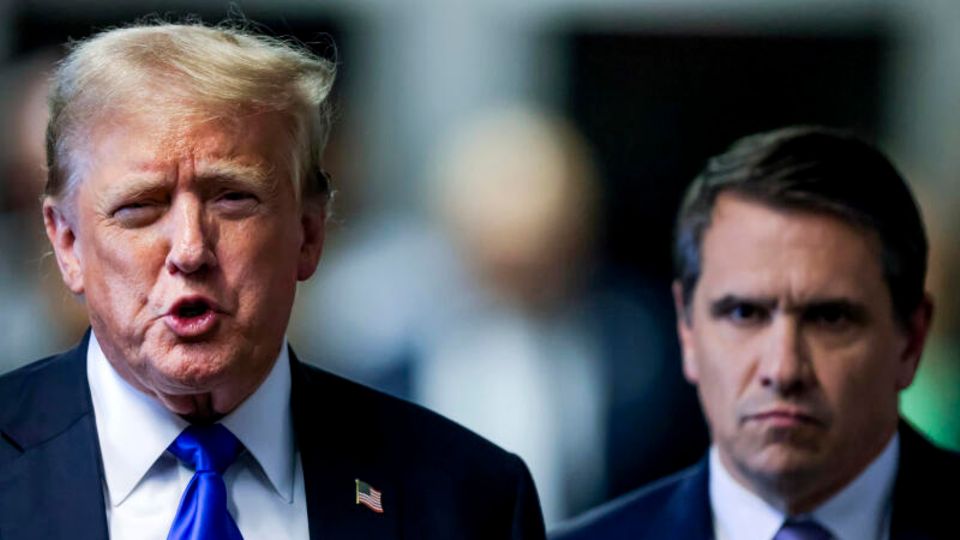 Donald Trump und sein Anwalt Todd Blanche