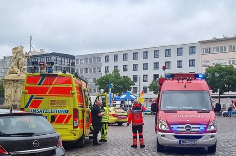 Einsatzkräfte der Polizei und Feuerwehr sind bei einem Vorfall auf dem Mannheimer Marktplatz im Einsatz