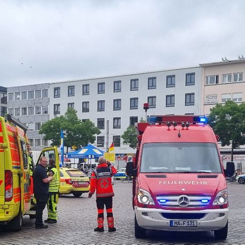 Einsatzkräfte der Polizei und Feuerwehr sind bei einem Vorfall auf dem Mannheimer Marktplatz im Einsatz