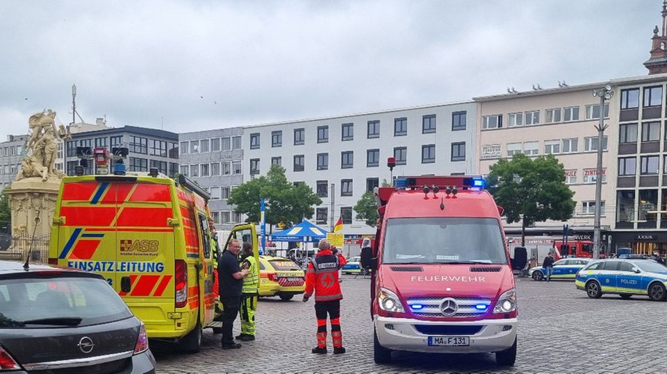 Einsatzkräfte der Polizei und Feuerwehr sind bei einem Vorfall auf dem Mannheimer Marktplatz im Einsatz