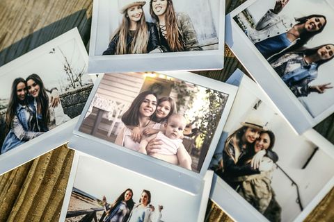 Symbolbild Ghosting: Polaroid Fotos von zwei Jungen Mädchen und in der Mitte von einer Mutter mit ihren zwei Töchtern