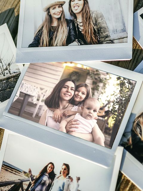 Symbolbild Ghosting: Polaroid Fotos von zwei Jungen Mädchen und in der Mitte von einer Mutter mit ihren zwei Töchtern