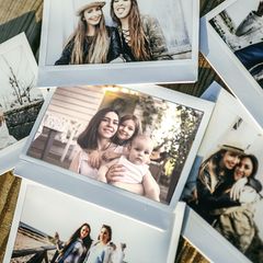 Symbolbild Ghosting: Polaroid Fotos von zwei Jungen Mädchen und in der Mitte von einer Mutter mit ihren zwei Töchtern