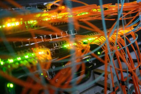 Ein Serverschrank mit blinkenden Lampen und Kabeln