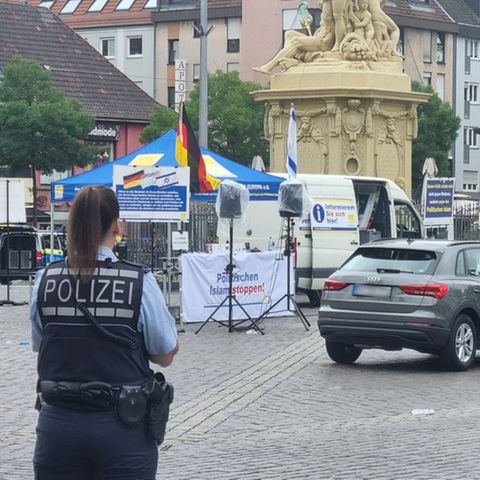 Mannheim Messerangriff Einsatzkräfte der Polizei sind bei einem Vorfall auf dem Mannheimer Marktplatz im Einsatz