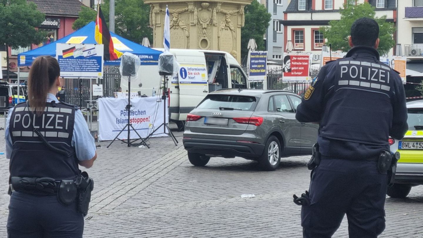 Mannheim Messerangriff Einsatzkräfte der Polizei sind bei einem Vorfall auf dem Mannheimer Marktplatz im Einsatz