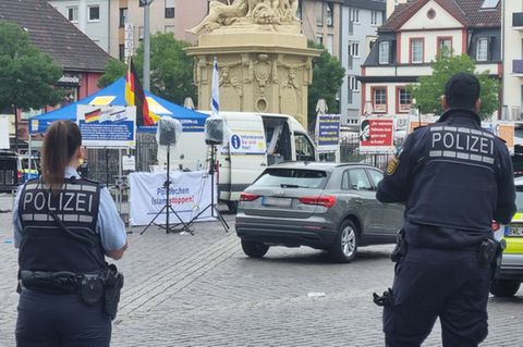 Einsatzkräfte der Polizei sind bei einem Vorfall auf dem Mannheimer Marktplatz im Einsatz