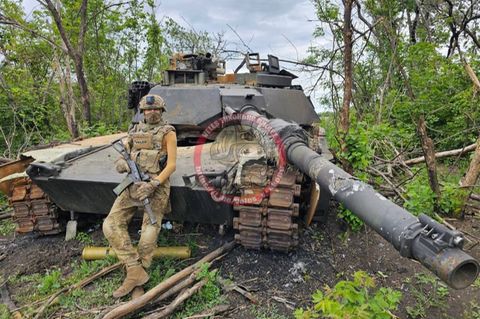 Russen posieren vor einem zerstörten M1 Abrams