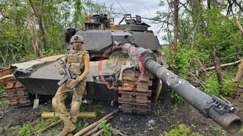Russen posieren vor einem zerstörten M1 Abrams