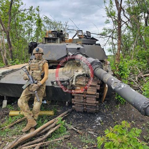 Russen posieren vor einem zerstörten M1 Abrams