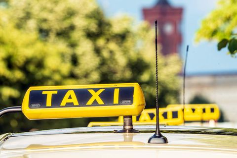 Taxi an der Straße "Unter den Linden" in Berlin.