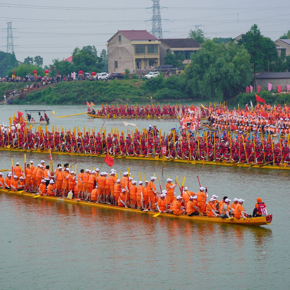Riesige Boote fahren auf dem Lanxi-Fluss