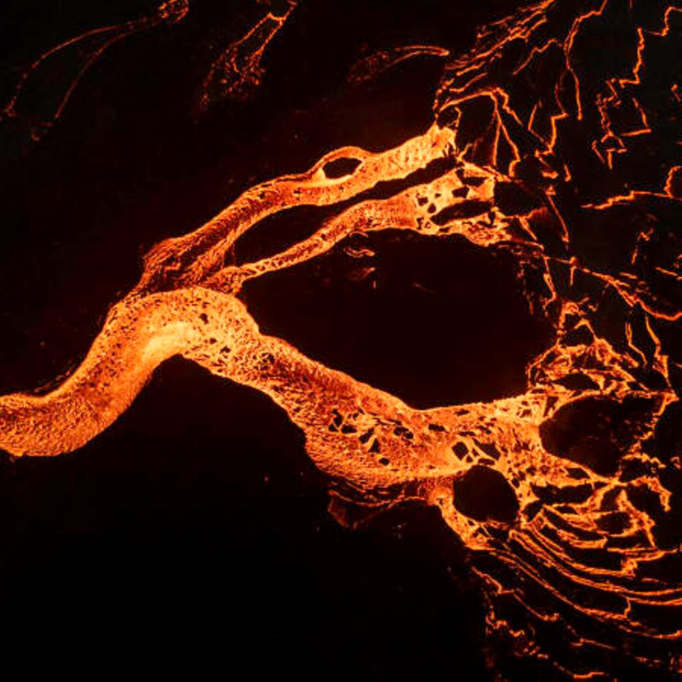 Lava fließt nach einem Vulkanausbruch