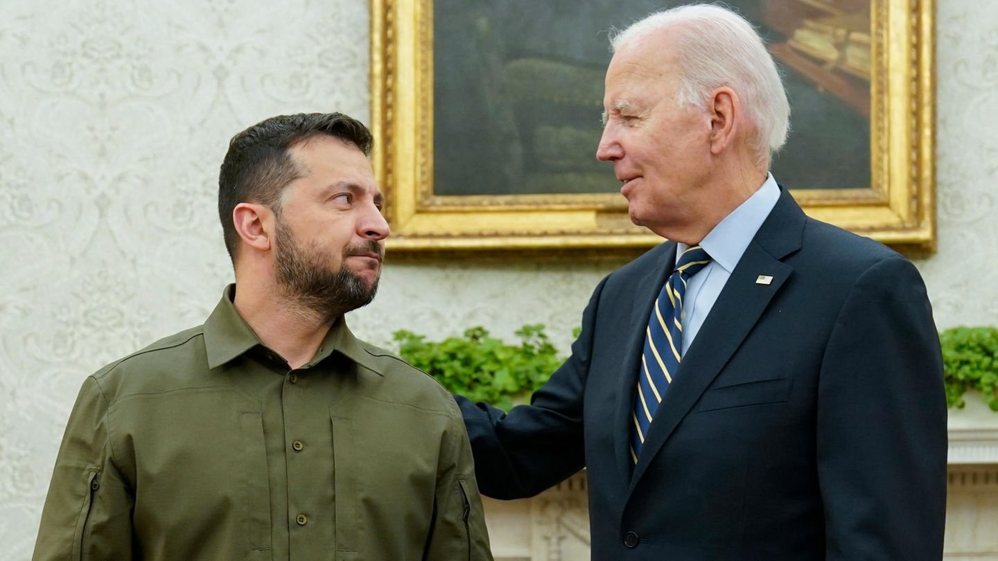 Vor Nato-Gipfel: Joe Biden legt dem ukrainischen Präsidenten Wolodymyr Selensky im Oval Office die Hand auf die Schulter