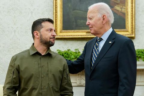 Vor Nato-Gipfel: Joe Biden legt dem ukrainischen Präsidenten Wolodymyr Selensky im Oval Office die Hand auf die Schulter