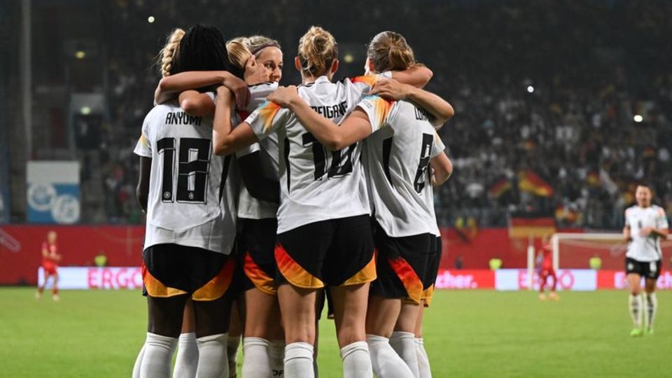 Deutschlands Nationalteam der Frauen jubelt über den Treffer zum 2:1