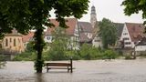 In Lauingen ist die Donau über die Ufer getreten. Unterdessen hat Bundesinnenministerin Nancy Faeser weitere Unterstützung zugesichert. "Wegen des schweren Dauerregens und drohender Überflutungen ist das THW bundesweit darauf vorbereitet, weitere Kräfte in den Einsatz zu bringen", teilte die SPD-Politikerin in Berlin mit Blick auf Einsatzkräfte des Technischen Hilfswerks (THW) mit. "Wir werden die betroffenen Bundesländer weiter mit allen verfügbaren Kräften unterstützen."