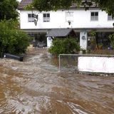 Unwetter: Der Pegel der Günz in Bayern ist extrem angestiegen, die Menschen müssen sich manchmal in die oberen Etagen flüchten