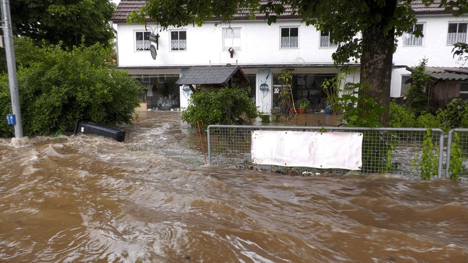 Unwetter: Der Pegel der Günz in Bayern ist extrem angestiegen, die Menschen müssen sich manchmal in die oberen Etagen flüchten