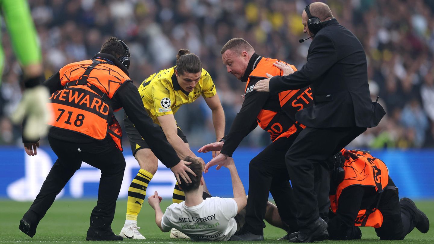 Kurz nach Beginn der Partie, war dann jedoch erstmal für ein paar Minuten Schluss mit Fußballspielen. Gleich mehrere Flitzer stürmten den Platz, einen von ihnen stoppte BVB-Profi Marcel Sabitzer höchstpersönlich.