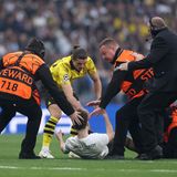 Kurz nach Beginn der Partie, war dann jedoch erstmal für ein paar Minuten Schluss mit Fußballspielen. Gleich mehrere Flitzer stürmten den Platz, einen von ihnen stoppte BVB-Profi Marcel Sabitzer höchstpersönlich.