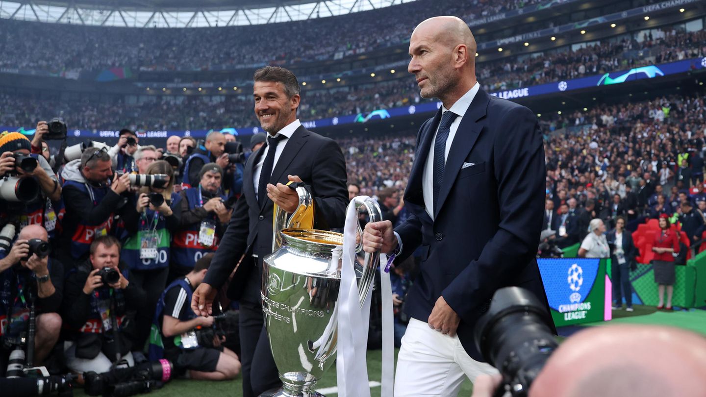 Pokal der Begierde: Karl-Heinz Riedle und Zinedine Zidane tragen die Champions-League-Trophäe ins Stadion