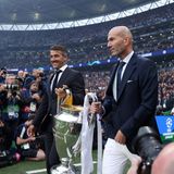 Pokal der Begierde: Karl-Heinz Riedle und Zinedine Zidane tragen die Champions-League-Trophäe ins Stadion