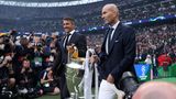 Pokal der Begierde: Karl-Heinz Riedle und Zinedine Zidane tragen die Champions-League-Trophäe ins Stadion