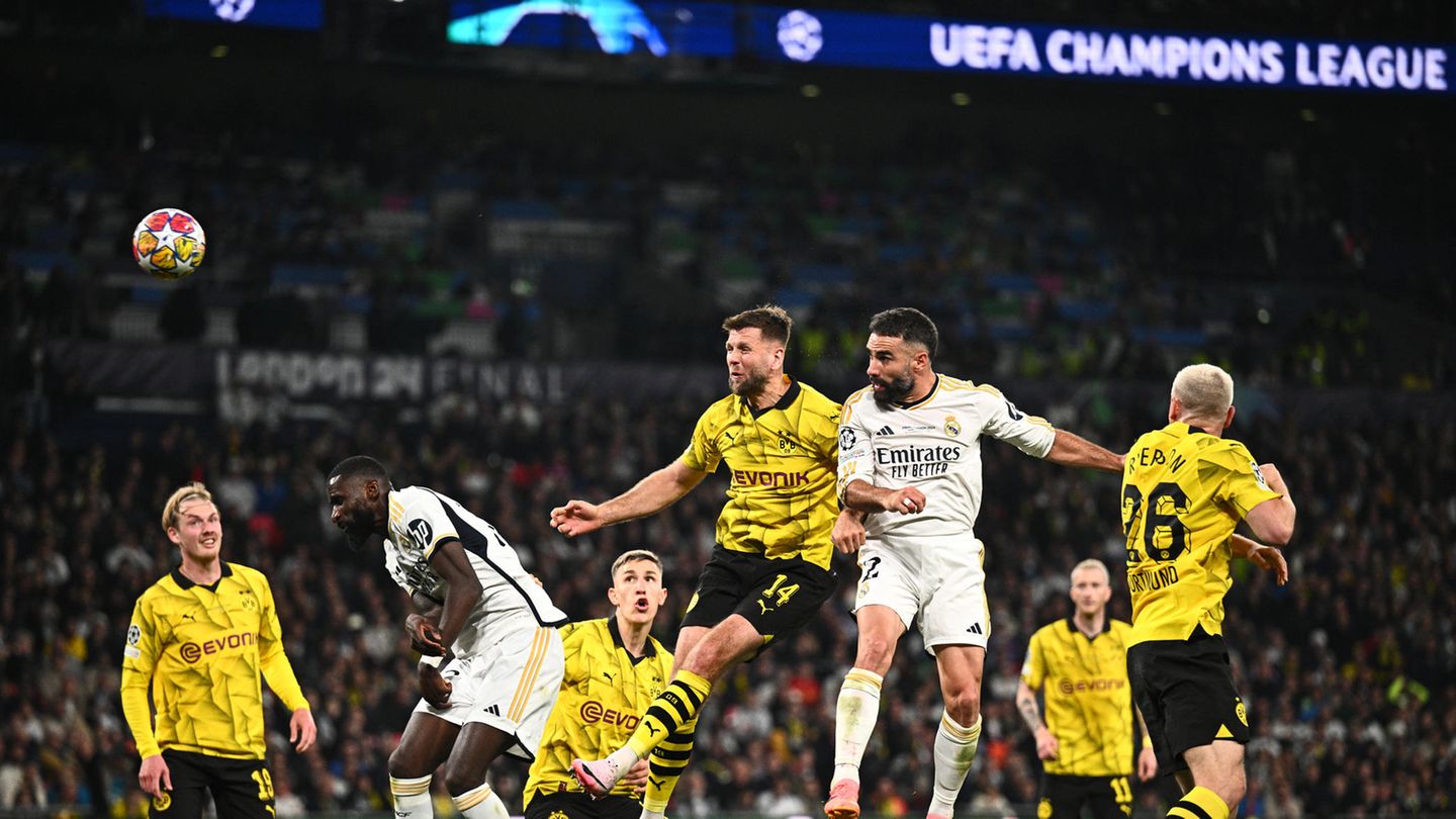 In der zweiten Spielhälfte kam Real besser in Fahrt und belohnte sich in Minute 74 durch Verteidiger Dani Carvajal (3.v.r) mit dem 1:0.