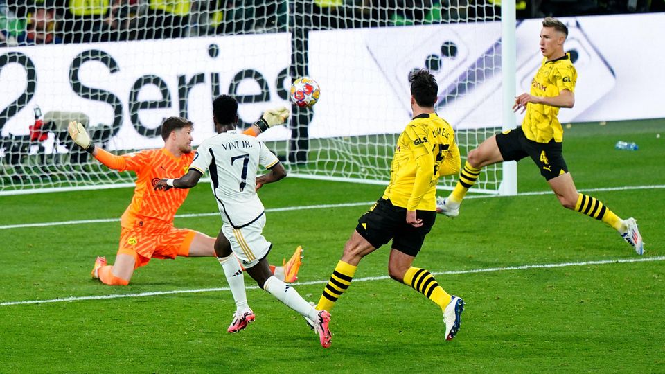 Reals Vinicius Junior schießt den Ball zum 2:0 ins lange Eck, Gregor Kobel im Dortmunder Tor hat keine Chance